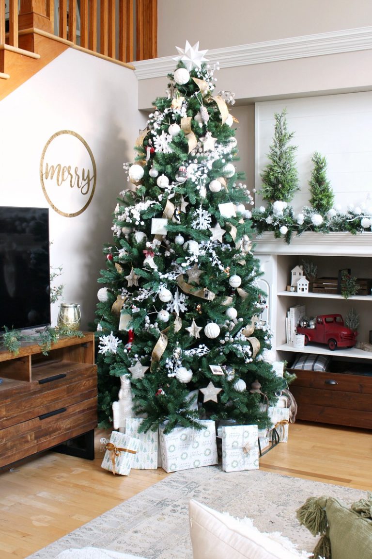 Cozy Family Room Christmas Decor Ideas - Clean and Scentsible