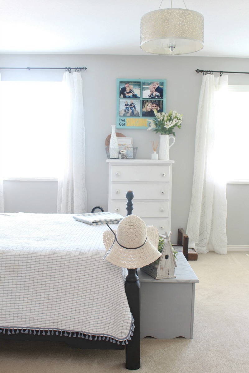 Simple summer bedroom ideas to create a beautiful and relaxing space.