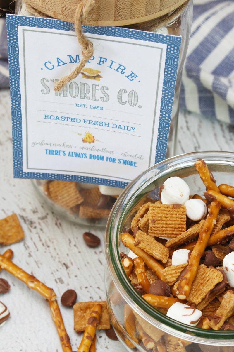 S'mores trail mix in mason jars with free printable s'mores tag.