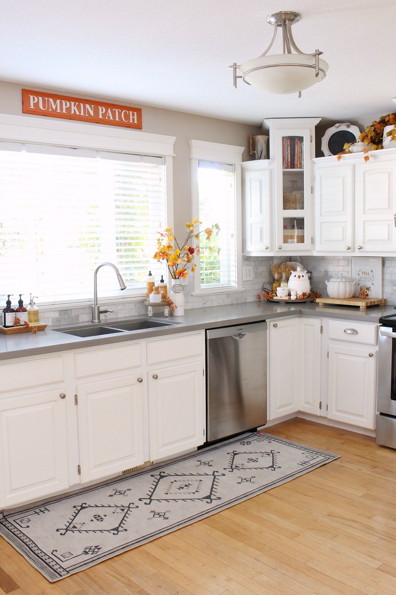 Beautiful fall kitchen decor ideas in a white farmhouse style kitchen.
