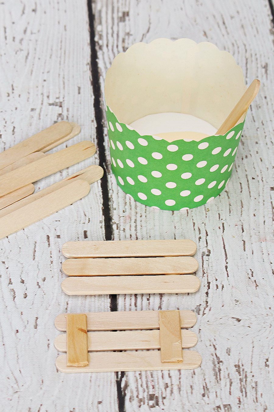 Step by step tutorial to make a popsicle stick picnic table.