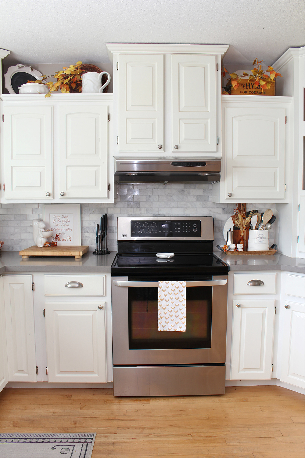 A white kitchen decorated in autumn with traditional fall colors.