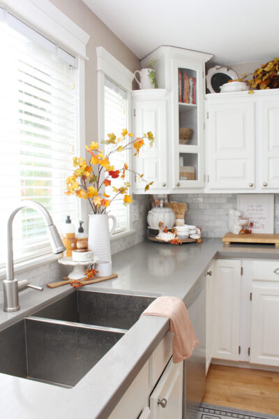 White kitchen fall decor using traditional fall colors.