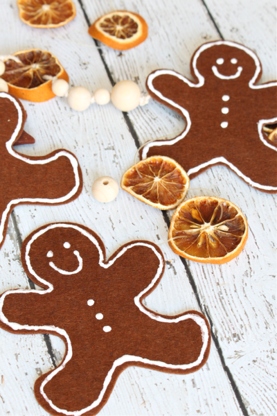 Cute DIY felt gingerbread man garland with dried oranges.