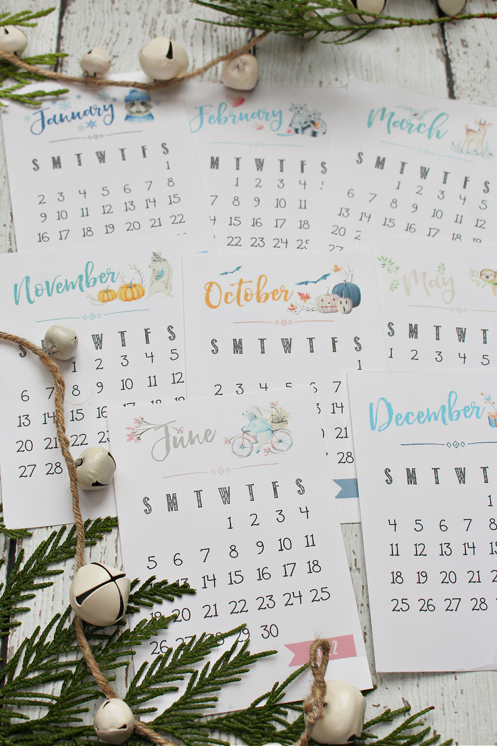 Free printable 2022 desk calendar with watercolor designs.