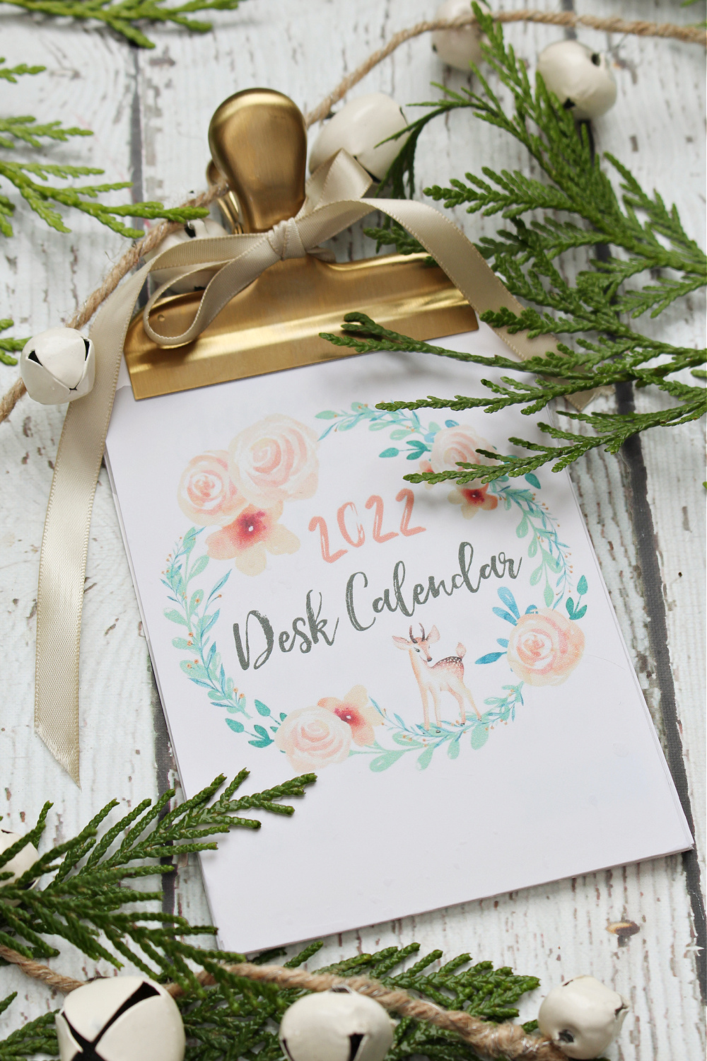 Free printable 2022 desk calendar with watercolor designs.