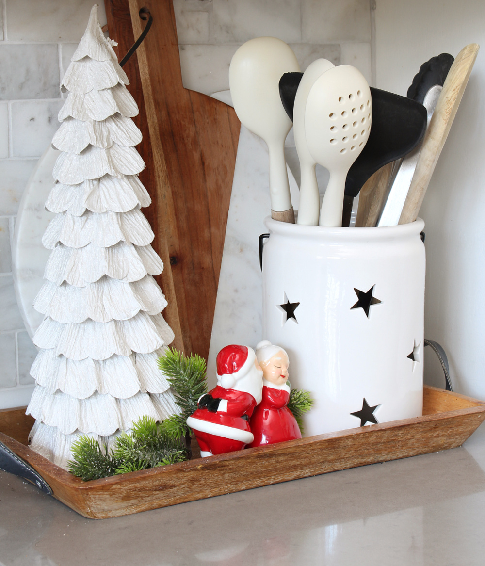 Christmas kitchen tray with kissing Santa salt and pepper shakers.