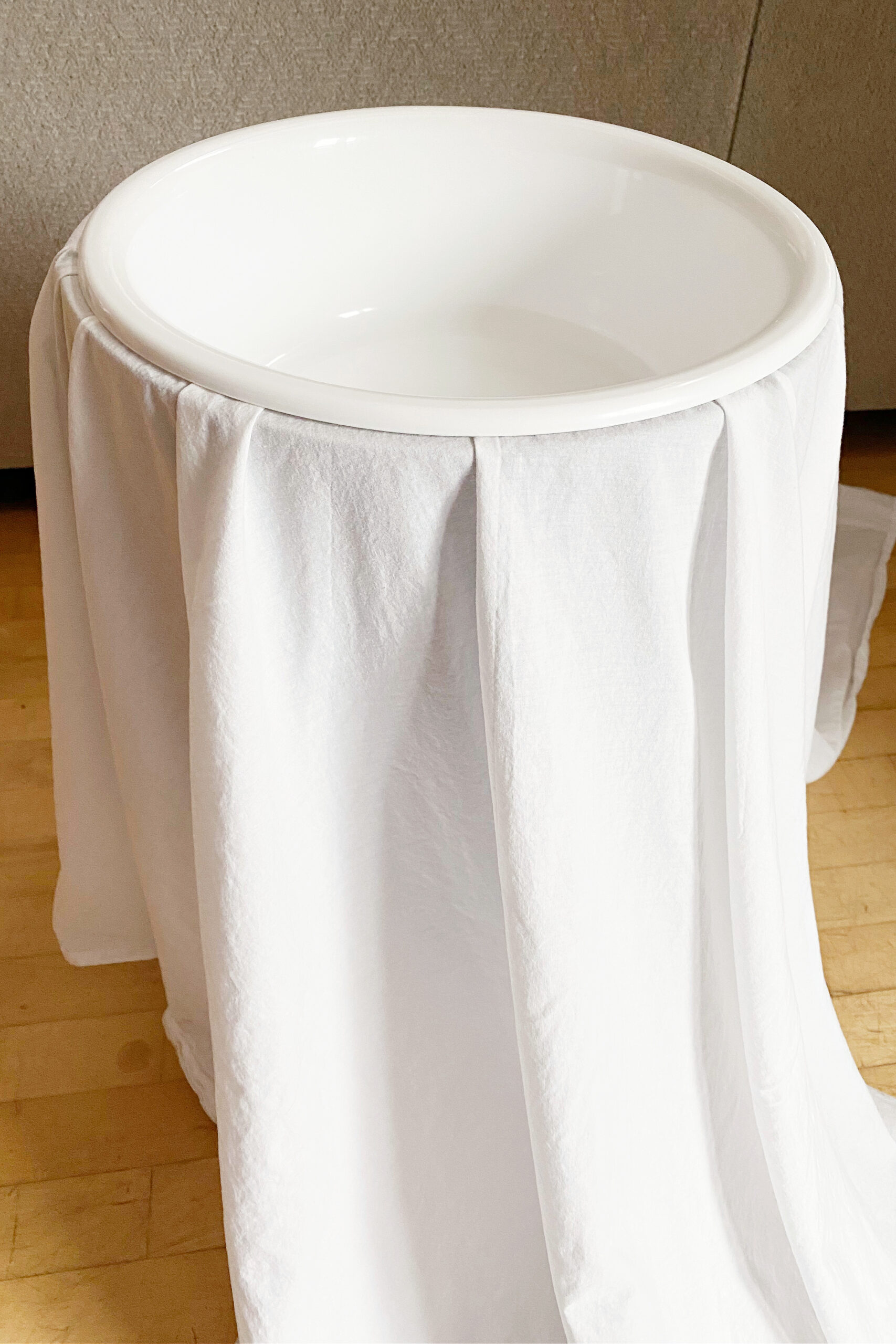 Penanam luar ruangan digunakan untuk tempat mangkuk permen hantu.