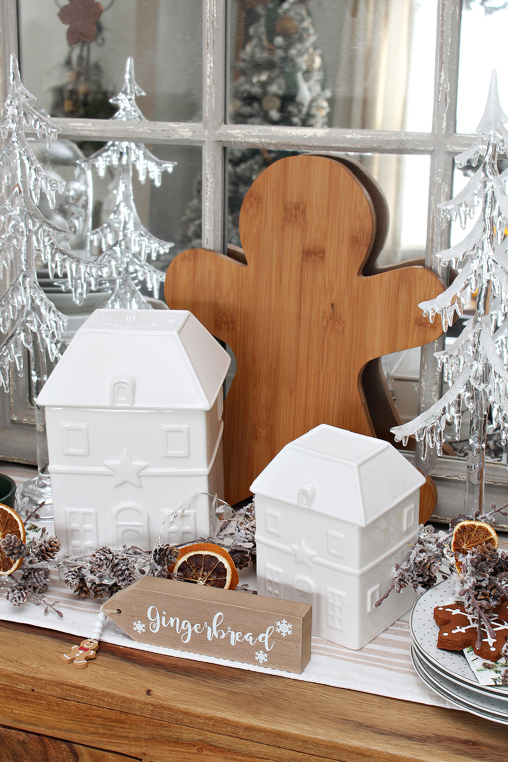 Gingerbread inspired Christmas sideboard.