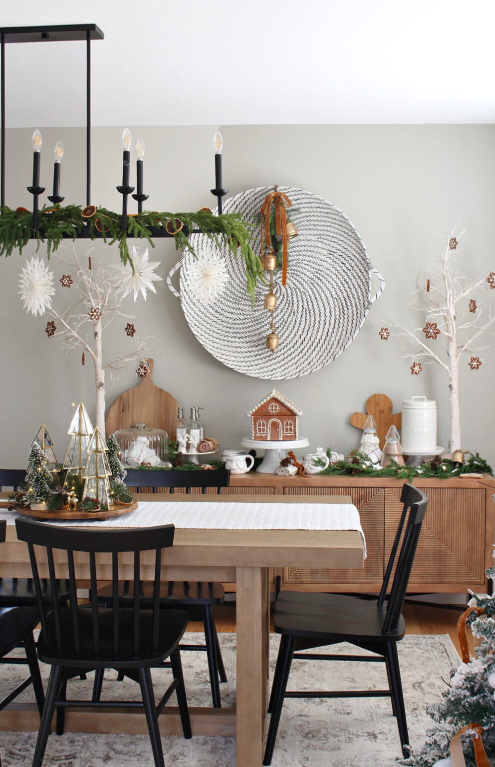 Gingerbread House Inspired Christmas Dining Room - Holiday Housewalk ...
