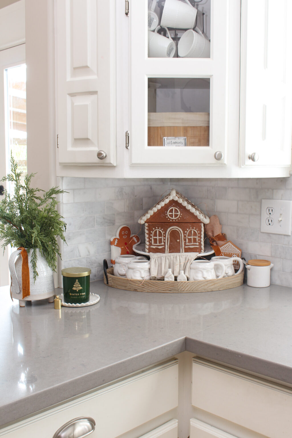 Gingerbread Christmas Kitchen Decor - Holiday Housewalk - Clean and ...